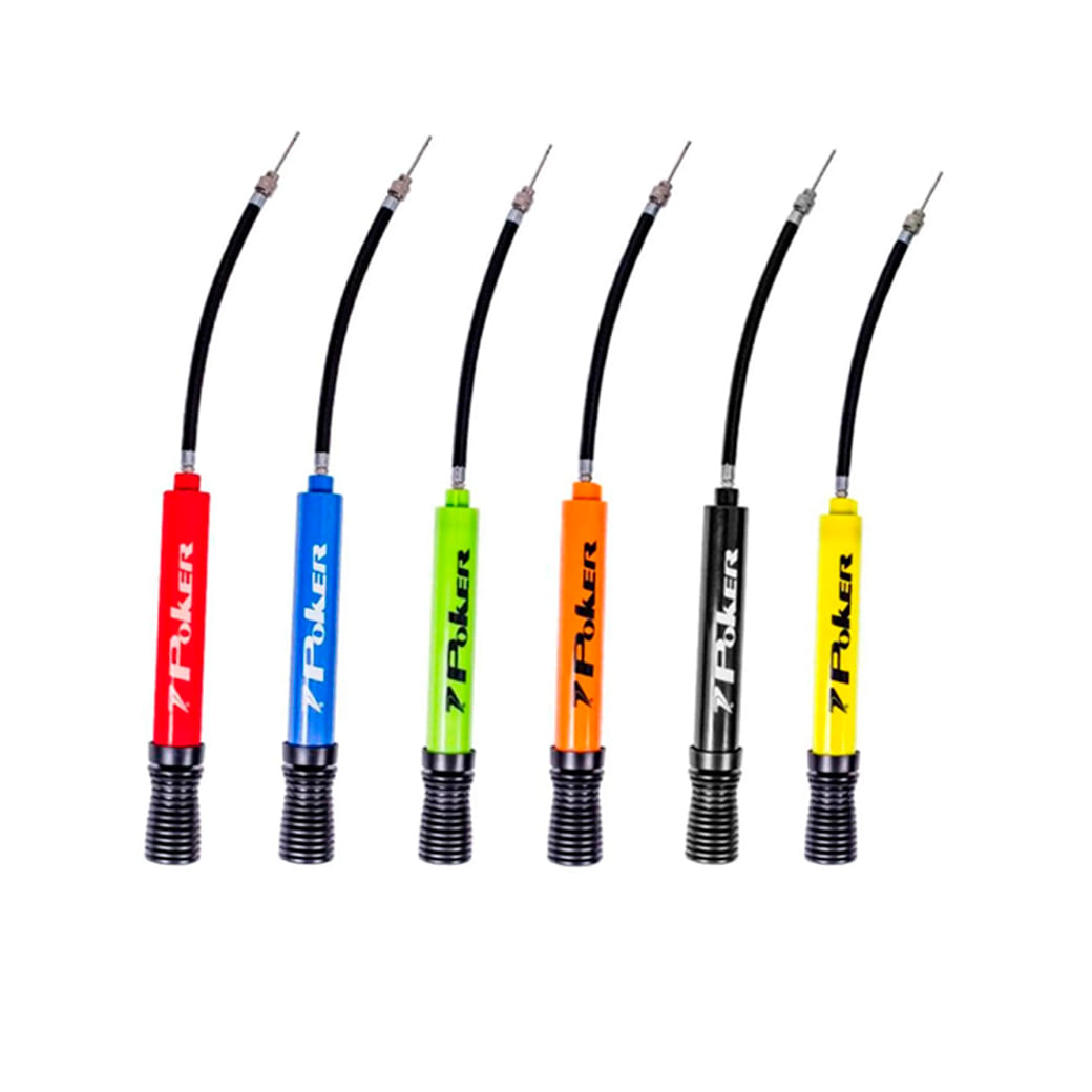Seis bombas de ar Poker de dupla ação coloridas alinhadas verticalmente em fundo branco